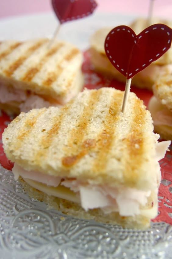 Ya viene San Valentin, el en este dia de los Enamorados no hay nada mas rico que pasarlo con nuestro amor disfrutando de uno de los placeres mas ricos de la vida: ¡comer!.. jejeje si, ya se que pensaron en el otro placer bandidos! eso lo dejamos para después de la cena.. ¿o antes? No hace falta rompernos la cabeza para este día, siempre he pensado que las cosas mientras mas sencillas sean, resultan más bonitas y especiales .. ademas la idea no es llegar a la cena agotadas y estresadas. Empez...