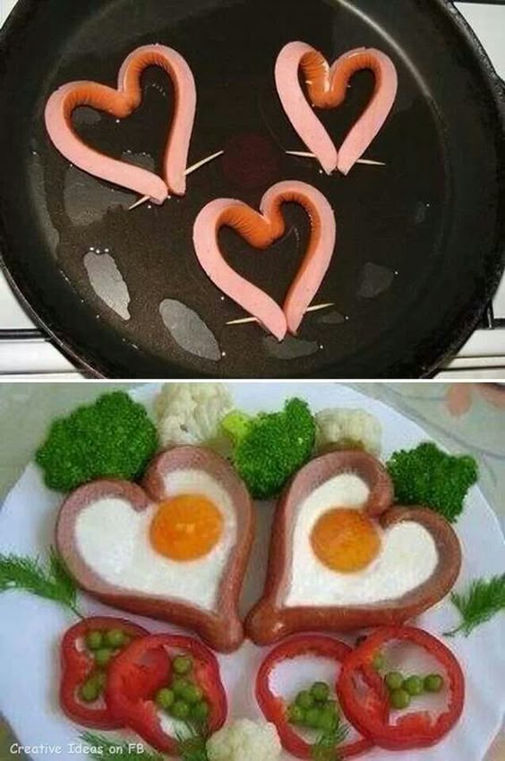 Huevo con hot dog frito, una hoja lechuga, pimientos y alverjitas